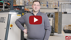 Als FTS-Techniker kümmert sich Lukas Wunderlich um die Inbetriebnahme und den Service von fahrerlosen Transportsystemen bei mR MOBILE ROBOTS.